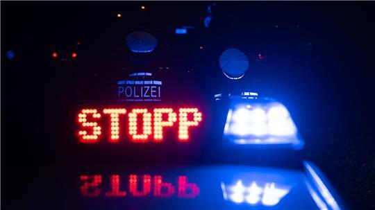 Die Verfolgungsfahrt endet erst mit Schüssen auf die Reifen. (Archivbild)