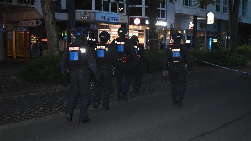 Chronik der Buxtehuder Blutnacht: Schussopfer ist außer Lebensgefahr Die Verfügungseinheit rückt vor.