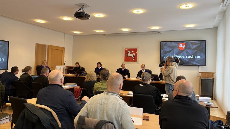 Die Verhandlung am OVG Lüneburg beginnt mit einstündiger Verspätung und am Ende erst einmal ohne Ergebnis.