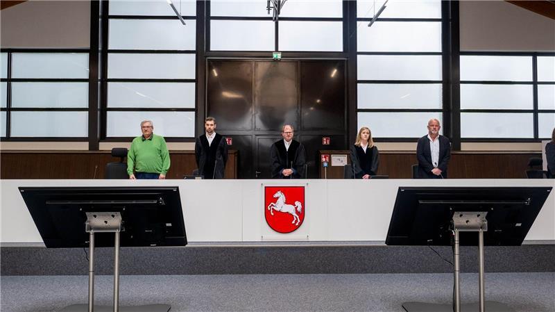 Klette-Prozess in Reithalle – „Komplett überdimensioniert“ Die Verhandlung gegen die ehemalige RAF-Terroristin Daniela Klette ist im neuen Sitzungssaal in einer umgebauten Reithalle fortgesetzt worden.