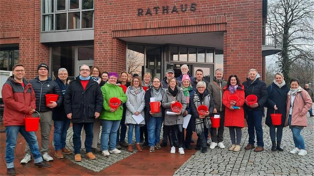 Die Verkäufer in Harsefeld starteten am Rathaus und gingen zu Fuß vor die Geschä...