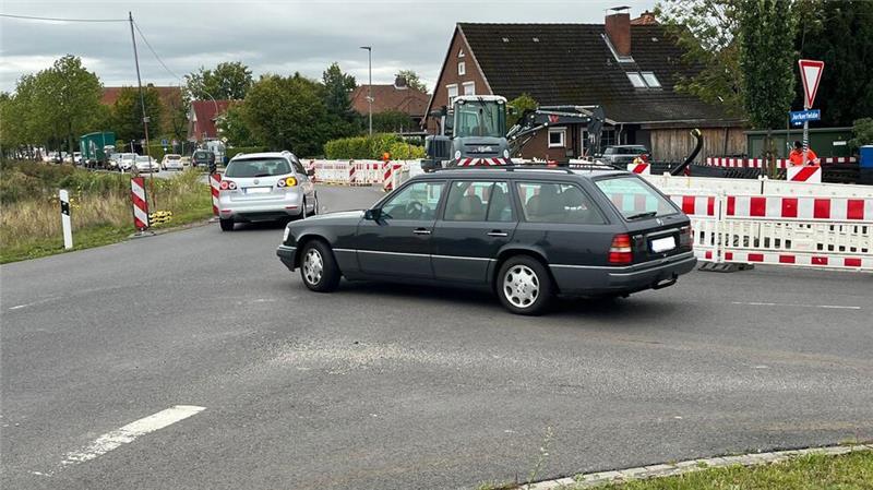 Baustelle in Jork sorgt für Frust bei Autofahrern – Arbeiter beschimpft Die Verkehrsführung an der Abzweigung Ostfeld und Jorkerfelde.