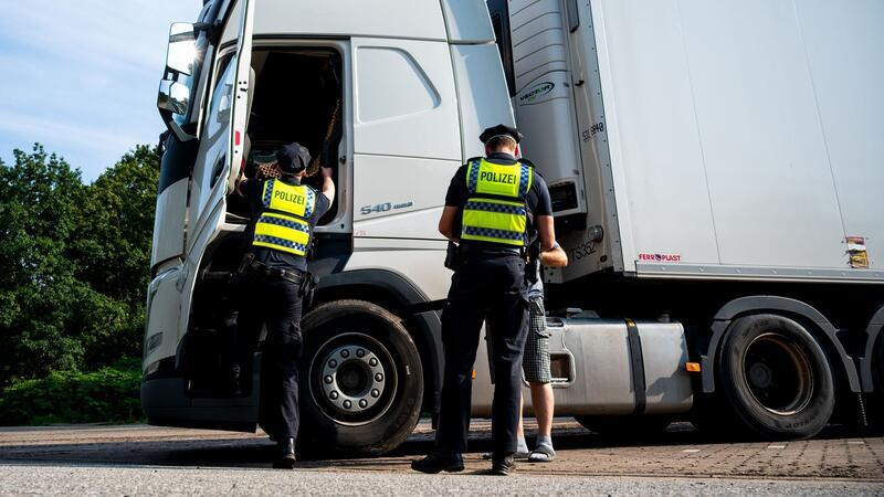 Polizei kontrolliert A7-Überholverbot für Lkw und Gespanne Die Verkehrskontrolle galt Lastwagenfahrern und auch Fahrern von Wohnanhängern.