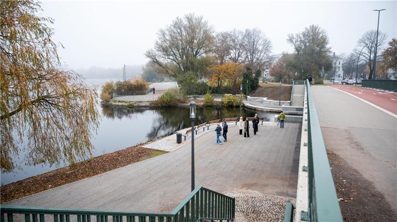 Die Verkehrswege sind nun für alle Nutzer und Nutzerinnen zugänglich, auch die Bushaltestellen und Fahrgastunterstände in der Buchtstraße sind freigegeben.
