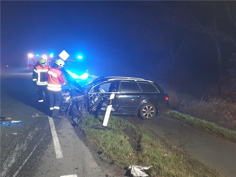 Autofahrer stirbt nach Frontalkollision mit Lkw Die Verletzten mussten zum Teil aus den Unfallwagen von der Feuerwehr befreit werden. Foto: Polizei