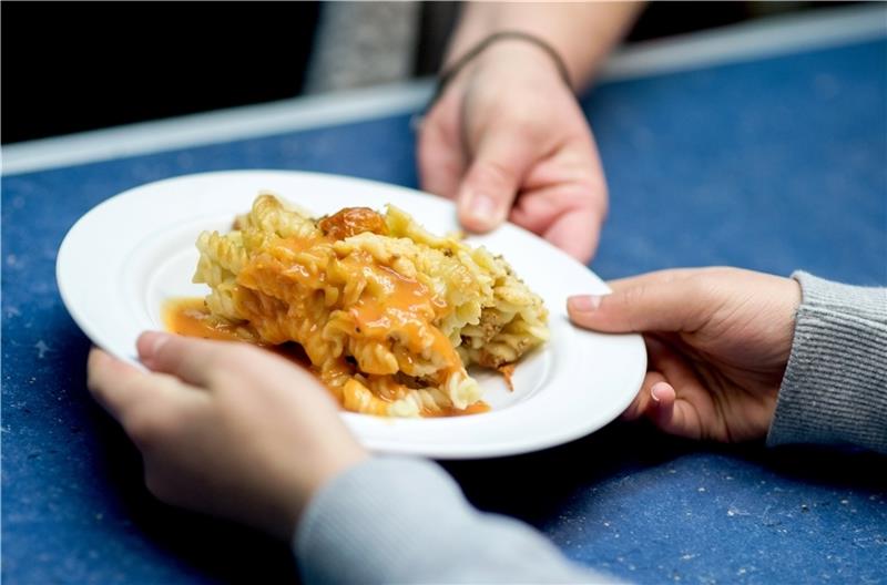 Schulen in Buxtehude: Wo das Mensa-Essen besser werden soll Die Verpflegung ist an den Schulen in Buxtehude unterschiedlich organisiert. An der IGS gibt es bald einen „Mensa-Gestaltungstag“, denn viele Schüler sind mit dem Essen nicht zufrieden (Symbolbild). Foto: Hauke-Christian Dittrich/dpa