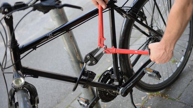 Diebe jagen teure Rennräder, E-Bikes und Mountainbikes Die Versicherungen raten dringend, Fahrräder mit guten Ketten- oder Bügelschlössern zu sichern (Symbolbild).