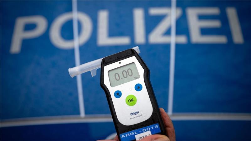 Versicherer wollen längeres Alkoholverbot für junge Fahrer Die Versicherungsbranche fordert eine Ausweitung des Alkoholverbots am Steuer für junge Fahrer. (Archivbild)