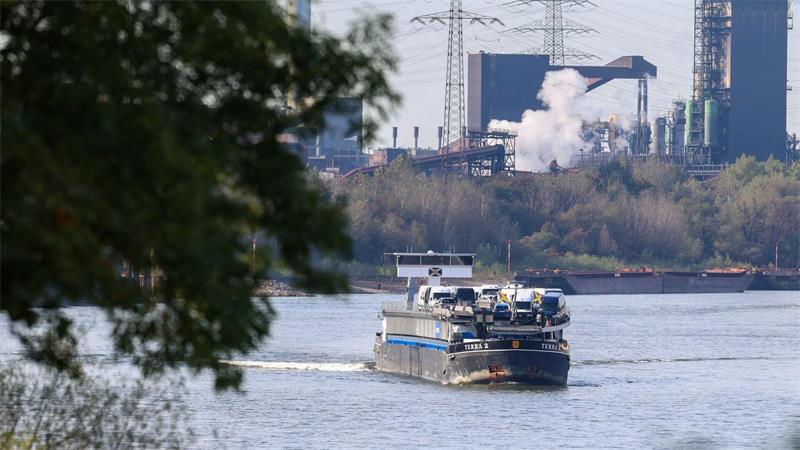 Die Versorgung mit Binnenschiffen ist enorm wichtig für Deutschlands Industrie. 