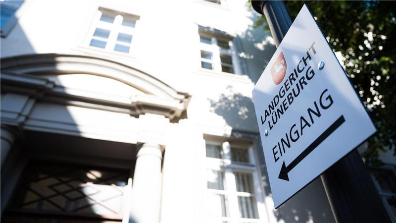 Aufenthaltstitel gegen Bezahlung? Milde Strafen gefordert Die Verteidiger der beiden Angeklagten im Lüneburger Prozess um Aufenthaltstitel gegen Bezahlung haben milde Haftstrafen gefordert. (Symbolbild)