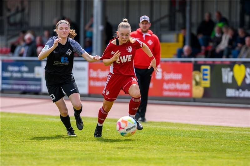Harsefelder Fußball-Talent tritt in die Fußstapfen ihrer Schwester Die Verteidigerin Hanna Ernst (rechts) erlebte in Aurich ein „Friesisches Wunder“. Foto: Aylin Rewohl/Verein