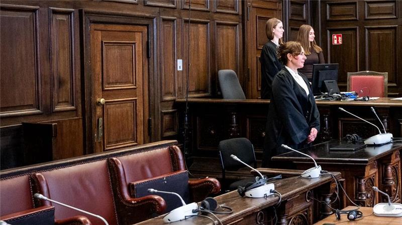 Die Verteidigerin steht zunächst ohne ihre Mandantin im Gerichtsaal. Die wahrscheinlich psychisch kranke Beschuldigte wird erst hereingeführt, nachdem die Fotografen gegangen sind.