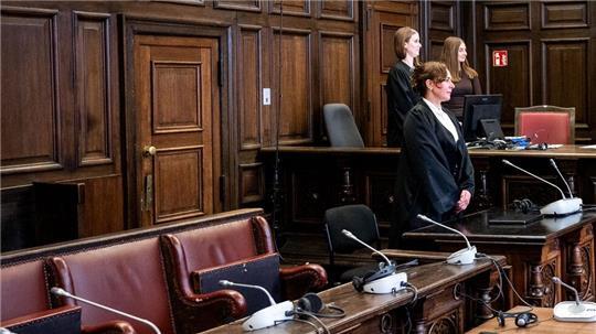 Die Verteidigerin steht zunächst ohne ihre Mandantin im Gerichtsaal. Die wahrscheinlich psychisch kranke Beschuldigte wird erst hereingeführt, nachdem die Fotografen gegangen sind.