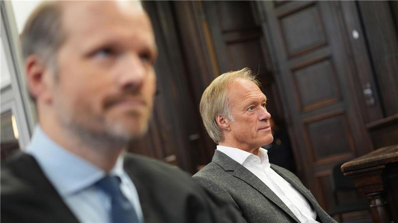 Die Verteidigung des Angeklagten Gerhard Delling beantragte die Aussetzung des Verfahrens.