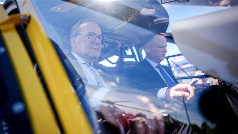 Pistorius will strategische Partnerschaft mit Kanada Die Verteidigungsminister Boris Pistorius (SPD) und David McGuinty im Hubschrauber.