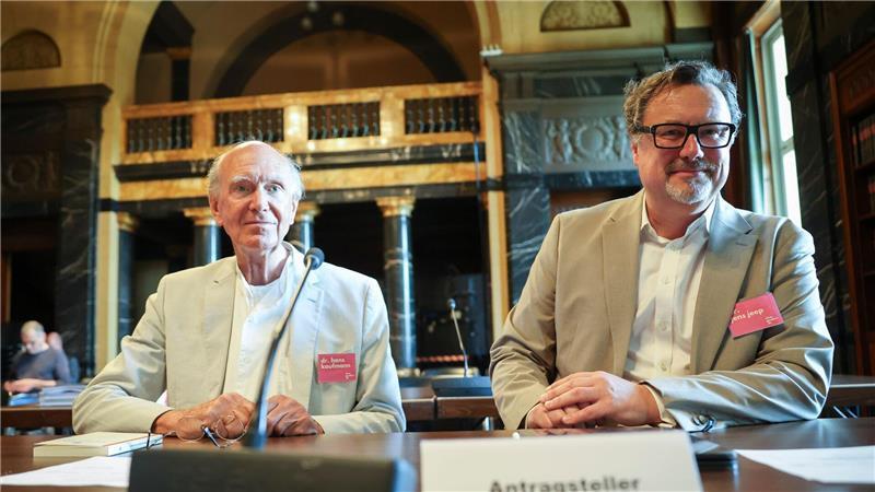 Anti-Gender-Initiative scheitert auf ganzer Linie Die Vertrauensleute der Volksinitiative „Schluss mit Gendersprache in Verwaltung und Bildung“, Jens Jeep (r) und Hans Kaufmann haben sich nach dem Urteil tief enttäuscht und verärgert gezeigt.