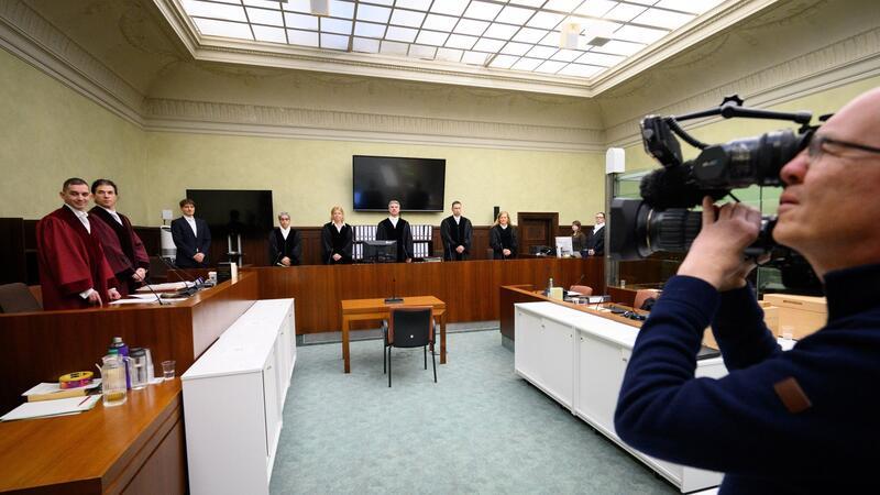 Verteidiger in BND-Prozess erhebt Vorwürfe Die Vertreter der Anklage, der Vorsitzende Richter und andere Richter und Gerichtsmitarbeiter am Kammergericht Berlin.