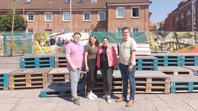 Public-Viewing und CSD in Stade: Zusammen feiern Am Sande Die Vertreter vom Verein Quest - Queeres Stade (außen), Sabrina Klapper vom Klapperino/Klapperina und Anna Moritz von Stade Marketing und Tourismus.
