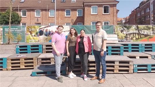 Die Vertreter vom Verein Quest - Queeres Stade (außen), Sabrina Klapper vom Klapperino/Klapperina und Anna Moritz von Stade Marketing und Tourismus.