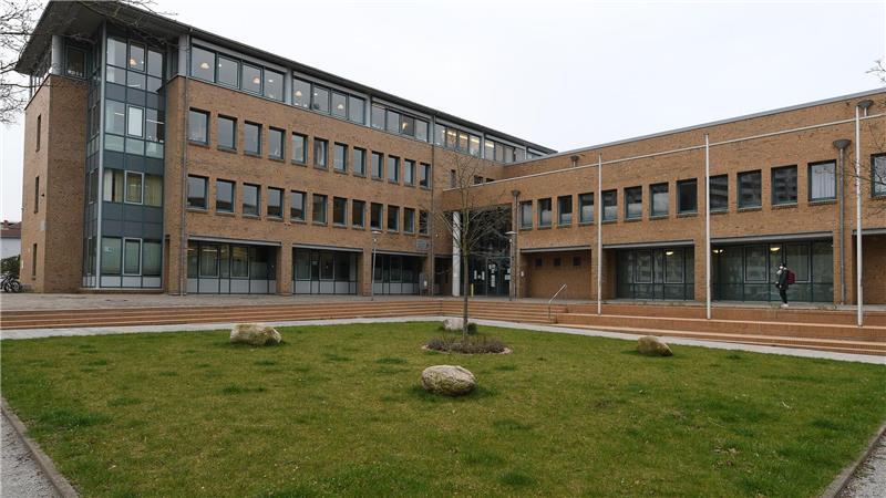 Die Verurteilung eines Mannes zu einer lebenslangen Freiheitsstrafe ist rechtskräftig. Das Landgericht Göttingen hatte ihn im Februar wegen Mordes verurteilt, weil er seine Frau mit Messerstichen getötet hatte. (Archivfoto)