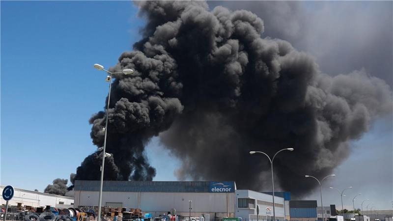 Chemie-Explosion: 77.000 Spanier sollen nicht ins Freie Die Verwaltung der südspanischen Stadt Alcalá de Guadaíra bei Sevilla rief die Bewohner auf, sich wegen eins Brandes in einer Lagerhalle mit Chemikalien möglichst nicht im Freien aufzuhalten.