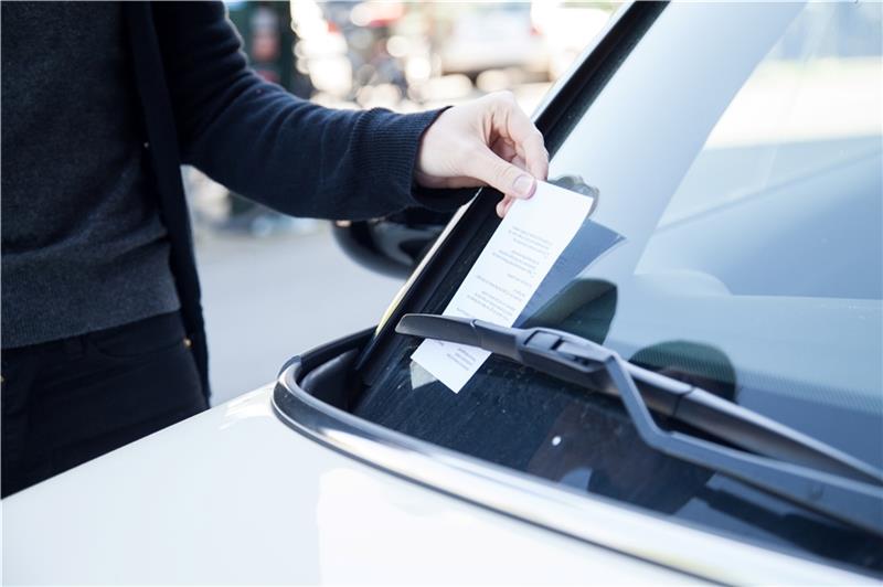 Die Verwaltung verteilt in Apensen vermehrt Knöllchen . Allerdings darf sie den ruhenden Verkehr (noch) nicht kontrollieren. Symbolfoto: dpa