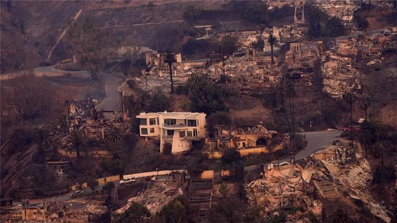 Die Verwüstung durch das Feuer ist aus der Luft im Stadtteil Pacific Palisades von Los Angeles zu sehen.