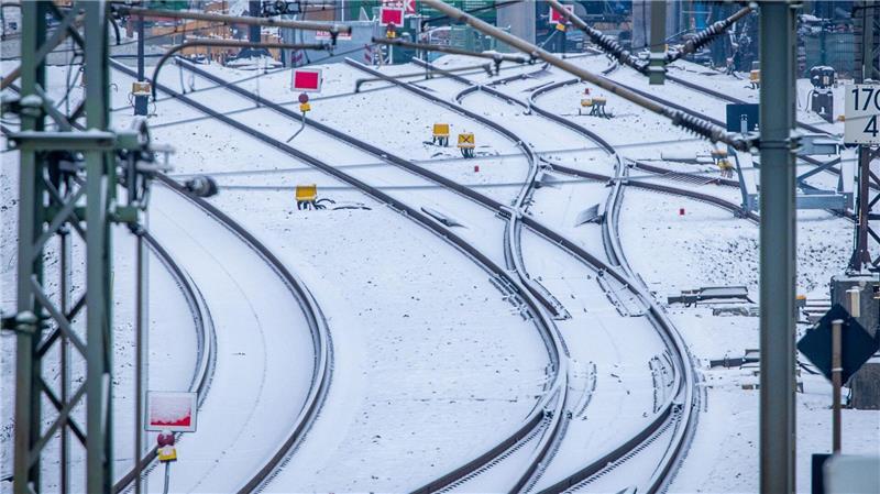 Die Verzögerung bei der Bahn-Sanierung Berlin-Hamburg wird zum Politikum: Fünf Länder-Chefs beschweren sich in einem Brief bei der Bahn-Chefin. (Archivbild)