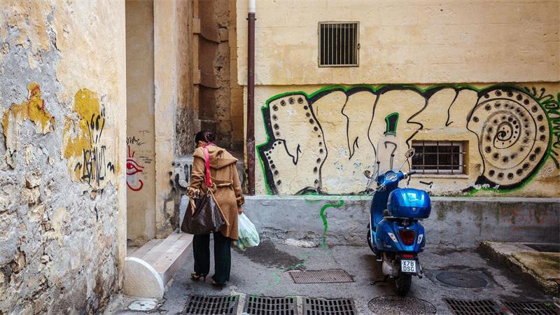 Die Vespa - für viele Italiener Begleiter im Alltag. (Archivbild)