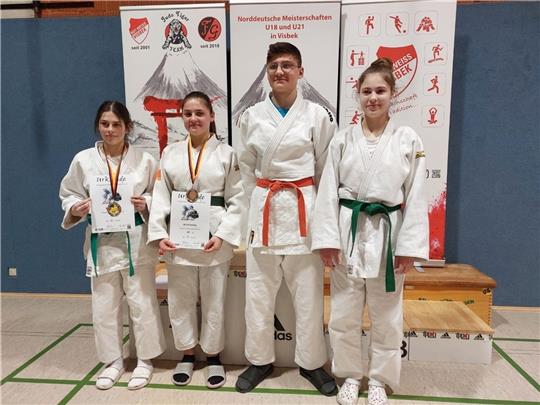 Die VfL-Judoka Sallima Hahn, Nicole Schlej, Kirill Schlej und Laura Ohle (von links). Foto: Verein