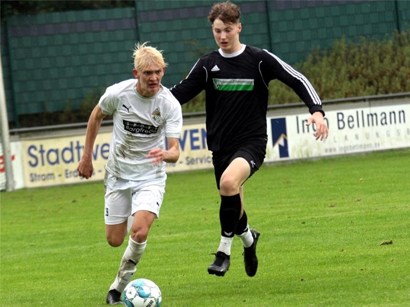 Die Viererkette um Felix Kypta (links) ließ Acosta-Torjäger Pelle Blaukat keine Chance. Foto: Krause