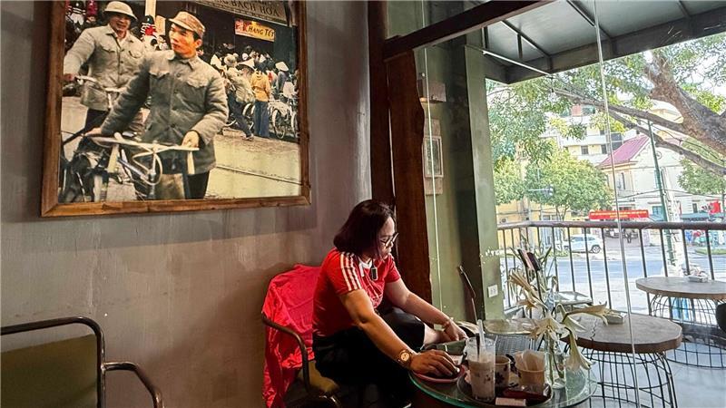 Kellner in Militärkluft: Vietnams kultigste Kaffeehauskette Die Vietnamesen lieben ihr Cong Caphe - aber auch viele Touristen kommen.