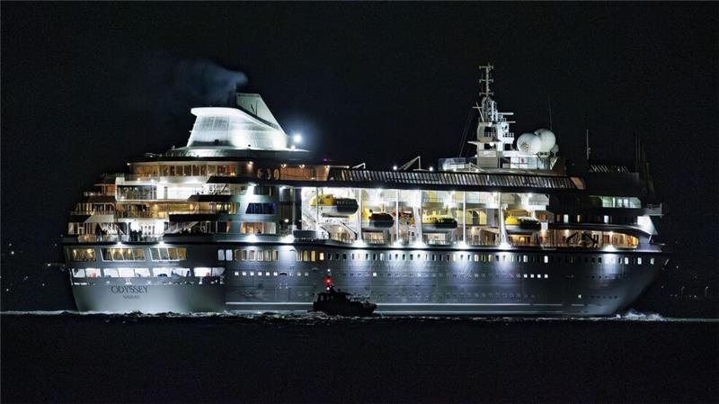 Die „Villa Vie Odyssey" kurz nach dem Ablegen in Belfast.