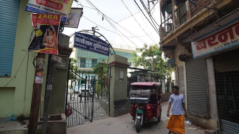 Die Villa befindet sich an einer kleinen Nebenstraße.