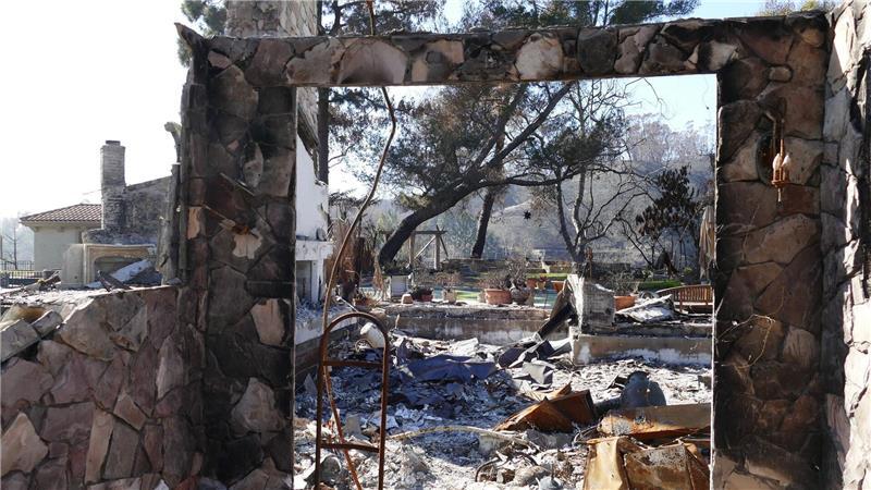 100 Tage nach dem Inferno - ein langer Weg für Los Angeles Die Villa des Schauspielers Eric Braeden in Pacific Palisades ist völlig abgebrannt.