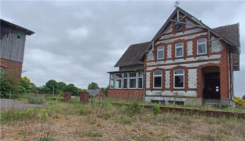 Neubaugebiet Sonnenkamp Ost in Fredenbeck: Die Villa ist verkauft Die Villa im Neubaugebiet Sonnenkamp Ost in Fredenbeck wird saniert, die alte Scheune (links) kommt weg.