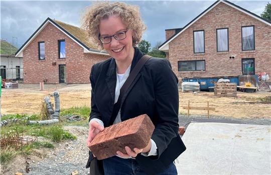 Die Vize-Chefin der Grünen-Bundestagsfraktion Julia Verlinden hat sich die Smart-City mit besonderen Baumaterialien in Harsefeld angesehen.