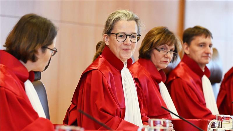 Die Vizepräsidentin des Gerichts, Ann-Katrin Kaufhold, eröffnet die Verhandlung.