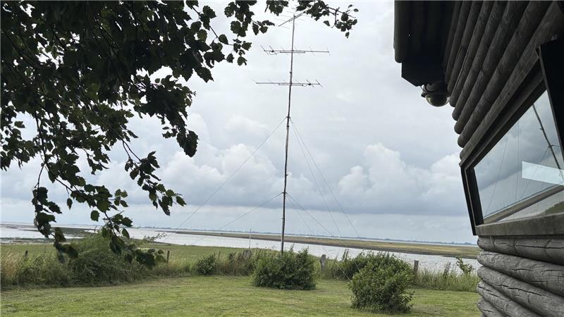 Die Vogel-Beobachtungsstation Balje steht auf dem nördlichsten Bereich des Natureum-Geländes. Eine Sendemast registriert die Mini-Transponder von Vögeln und gehört zur Vogelwarte Helgoland.