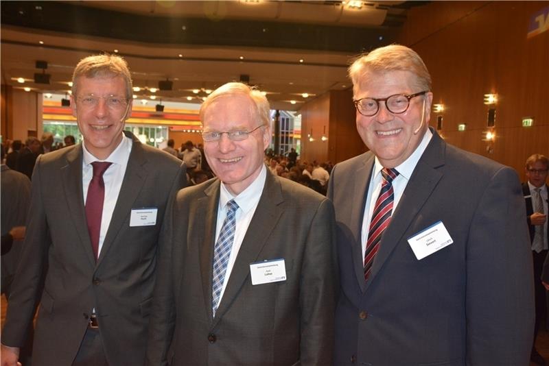Die Volksbank-Verantwortlichen: Die Vorstände Henning Porth (links) und Ulrich Sievert mit dem Aufsichtsratsvorsitzenden Axel Lohse (Mitte). Foto Stephan