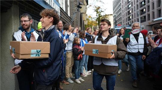 Die Volksinitiative „Hamburger Zukunftsentscheid“ übergibt mehr als 100.000 Unterschriften für ein strengeres Klimaschutzgesetz beim Landeswahlamt.