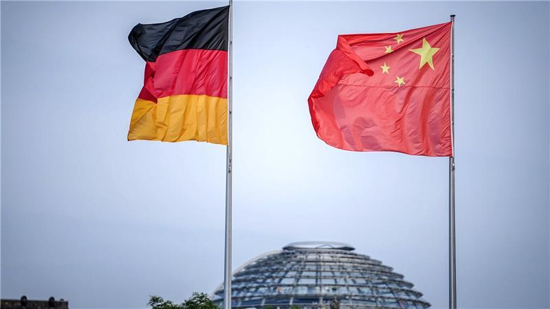 Die Volksrepublik ist ein überragend wichtiger Markt für deutsche Unternehmen. Die deutsche Wirtschaft beklagt aber zunehmend Hemmnisse. Zugleich nimmt die weltweite Bedeutung Chinas als Wirtschaftsmacht zu. (Symbolbild)