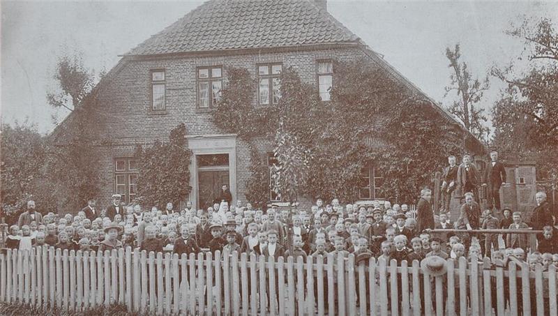 Alte Grenze wiederhergestellt: Grünendeich erhält Land von Steinkirchen zurück Die Volksschule in Grünendeich 1920: Der Eingang vorne führte zur Lehrerwohnung, der Schuleingang war an der Seite.