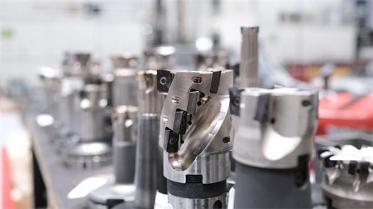 Die Volkswirte des Maschinenbauverbandes VDMA haben ihre Produktionsprognose für 2026 erneut nach unten gesetzt. Im nächsten Jahr sieht es besser aus für Deutschlands Maschinen- und Anlagenbauer. (Symbolbild)