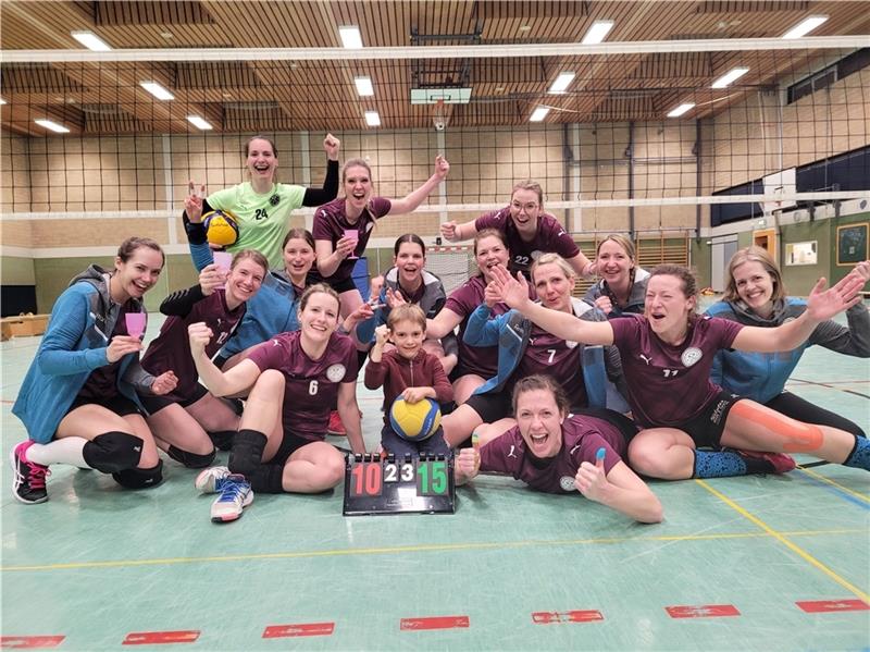 Die Volleyballerinnen der SG Buxtehude-Altkloster feierten ihre Sensationssieg gegen Meister Bremen-Walle zu Recht ausgiebig, auch wenn er ihnen nichts mehr einbrachte. Foto: privat