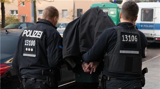 Die Vollstreckung einer Freiheitsstrafe kann bei einer möglichen Abschiebung ausgesetzt werden. Allerdings scheitert die Abschiebung oft, weil ein Pass fehlt. Foto: Paul Zinken
