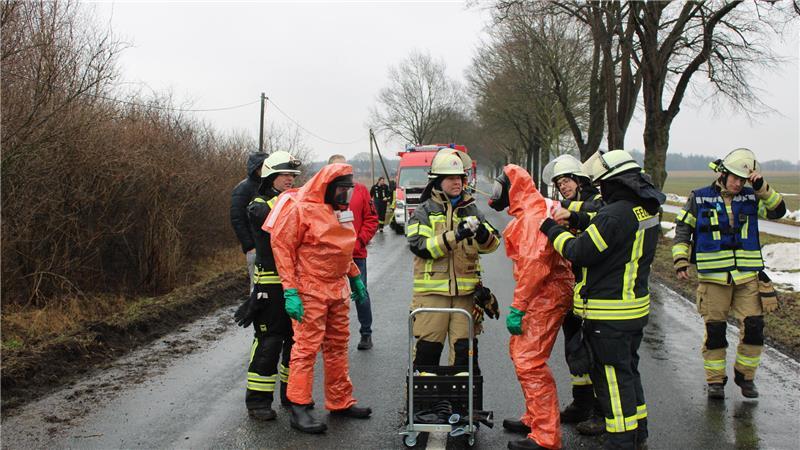 Die Vorbereitungen für das Abpumpen laufen. Es handelt sich um einen Einsatz mit Gefahrstoff.