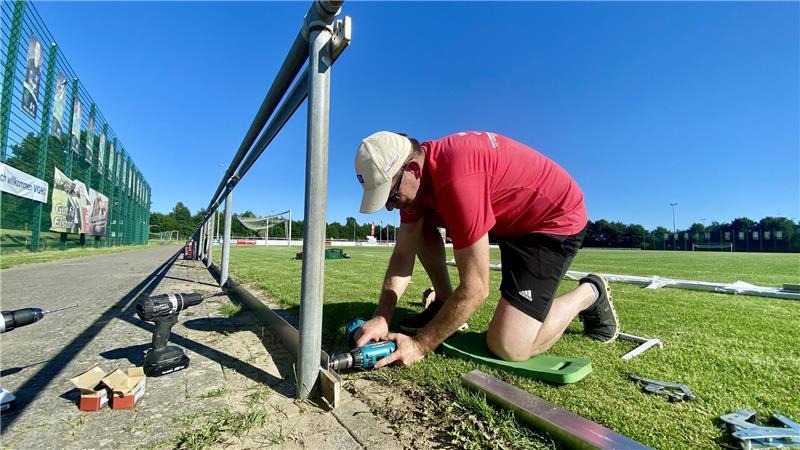 Die Vorbereitungen laufen: Jan Meyer arbeitet an den Werbebanden.