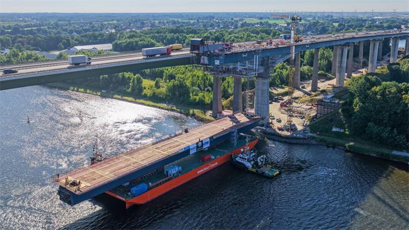 Die Vorbereitungen zum Einhub der Brücke laufen.