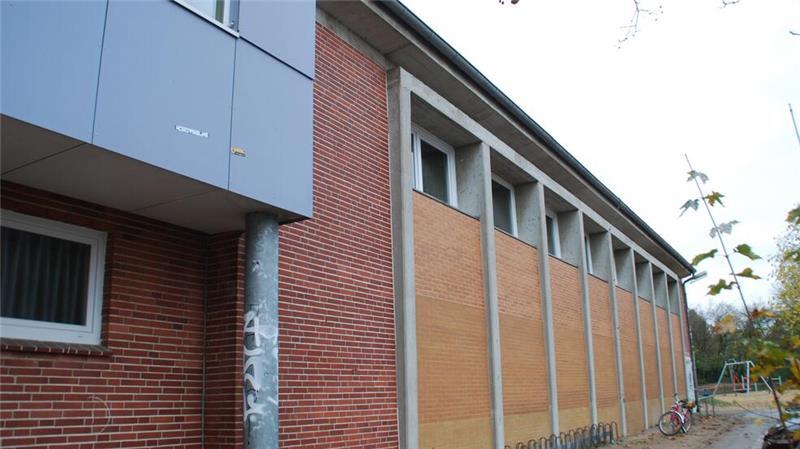 Die Vorderseite des Sporthallengebäudes der Grundschule Apensen.